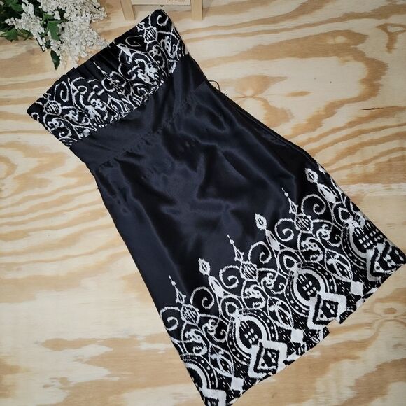 ‎White House Black Market Strapless Cocktail Dress - Picture 3 of 13